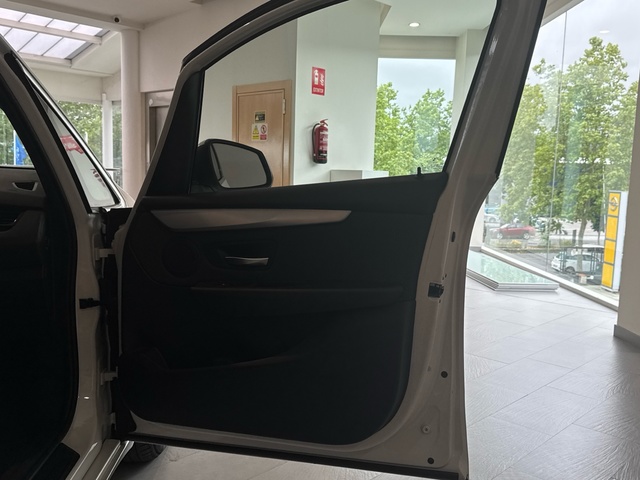 BMW Serie 2 218d Active Tourer color Blanco. Año 2017. 110KW(150CV). Diésel. En concesionario Motor Gorbea de Álava