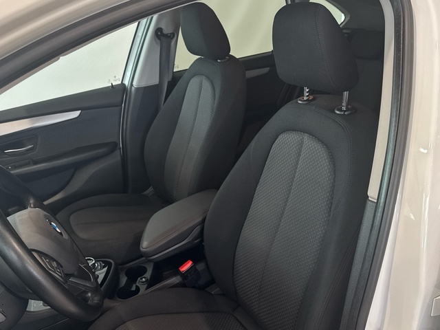BMW Serie 2 218d Active Tourer color Blanco. Año 2017. 110KW(150CV). Diésel. En concesionario Motor Gorbea de Álava