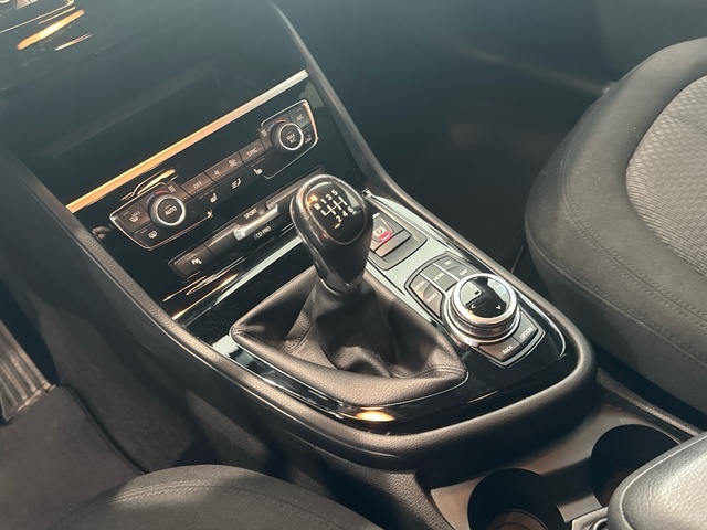 BMW Serie 2 218d Active Tourer color Blanco. Año 2017. 110KW(150CV). Diésel. En concesionario Motor Gorbea de Álava