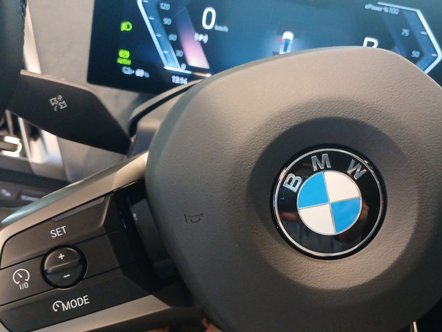 BMW iX xDrive45 color Blanco. Año 2025. 300KW(408CV). Eléctrico. En concesionario Enekuri Motor de Vizcaya