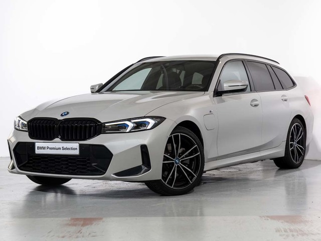 BMW Serie 3 330e Touring color Blanco. Año 2024. 215KW(292CV). Híbrido Electro/Gasolina. En concesionario Oliva Motor Girona de Girona