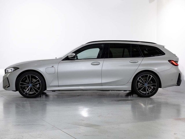 BMW Serie 3 330e Touring color Blanco. Año 2024. 215KW(292CV). Híbrido Electro/Gasolina. En concesionario Oliva Motor Girona de Girona