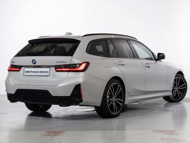 BMW Serie 3 330e Touring color Blanco. Año 2024. 215KW(292CV). Híbrido Electro/Gasolina. En concesionario Oliva Motor Girona de Girona