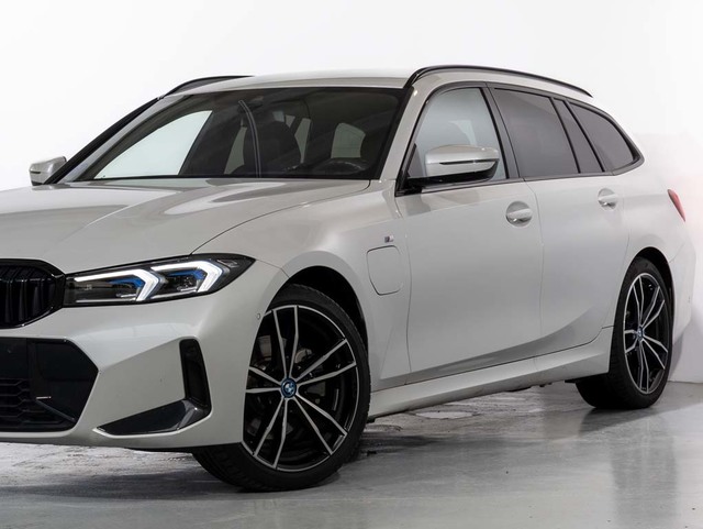 BMW Serie 3 330e Touring color Blanco. Año 2024. 215KW(292CV). Híbrido Electro/Gasolina. En concesionario Oliva Motor Girona de Girona