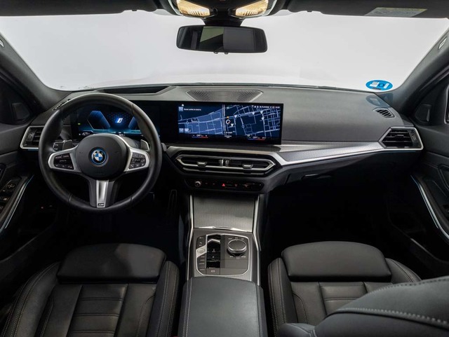 BMW Serie 3 330e Touring color Blanco. Año 2024. 215KW(292CV). Híbrido Electro/Gasolina. En concesionario Oliva Motor Girona de Girona