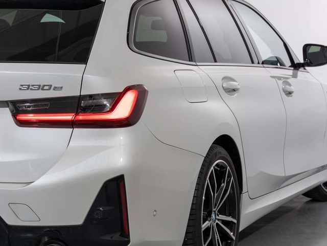 BMW Serie 3 330e Touring color Blanco. Año 2024. 215KW(292CV). Híbrido Electro/Gasolina. En concesionario Oliva Motor Girona de Girona