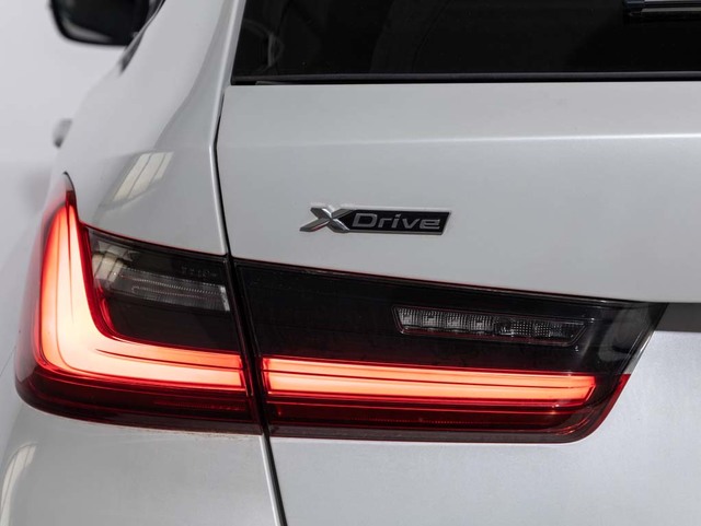 BMW Serie 3 330e Touring color Blanco. Año 2024. 215KW(292CV). Híbrido Electro/Gasolina. En concesionario Oliva Motor Girona de Girona