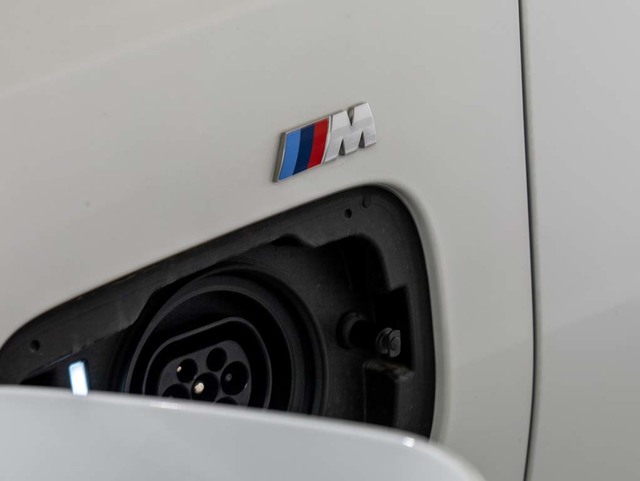 BMW Serie 3 330e Touring color Blanco. Año 2024. 215KW(292CV). Híbrido Electro/Gasolina. En concesionario Oliva Motor Girona de Girona