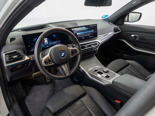 BMW Serie 3 330e Touring color Blanco. Año 2024. 215KW(292CV). Híbrido Electro/Gasolina. En concesionario Oliva Motor Girona de Girona