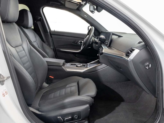 BMW Serie 3 330e Touring color Blanco. Año 2024. 215KW(292CV). Híbrido Electro/Gasolina. En concesionario Oliva Motor Girona de Girona