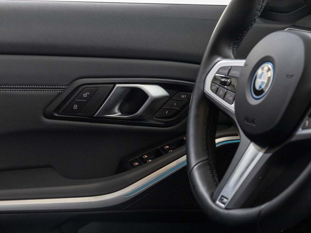 BMW Serie 3 330e Touring color Blanco. Año 2024. 215KW(292CV). Híbrido Electro/Gasolina. En concesionario Oliva Motor Girona de Girona