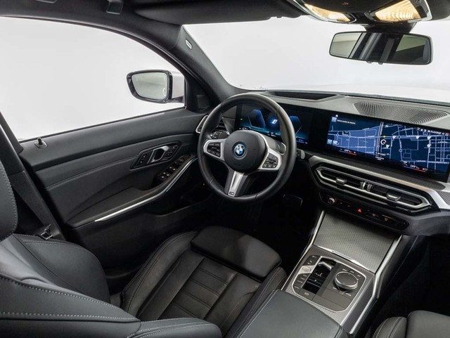 BMW Serie 3 330e Touring color Blanco. Año 2024. 215KW(292CV). Híbrido Electro/Gasolina. En concesionario Oliva Motor Girona de Girona