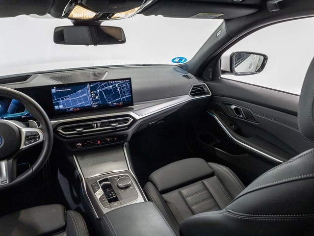 BMW Serie 3 330e Touring color Blanco. Año 2024. 215KW(292CV). Híbrido Electro/Gasolina. En concesionario Oliva Motor Girona de Girona