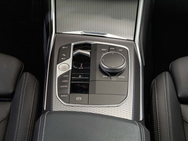 BMW Serie 3 330e Touring color Blanco. Año 2024. 215KW(292CV). Híbrido Electro/Gasolina. En concesionario Oliva Motor Girona de Girona