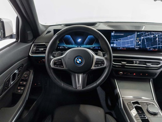 BMW Serie 3 330e Touring color Blanco. Año 2024. 215KW(292CV). Híbrido Electro/Gasolina. En concesionario Oliva Motor Girona de Girona