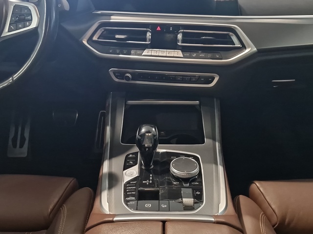 BMW X5 xDrive40d color Blanco. Año 2021. 250KW(340CV). Híbrido Electro/Diesel. En concesionario Movitransa Cars Huelva de Huelva