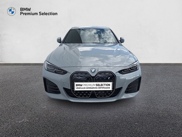 BMW i4 eDrive40 color Gris. Año 2024. 250KW(340CV). Eléctrico. En concesionario Mandel Motor Badajoz de Badajoz