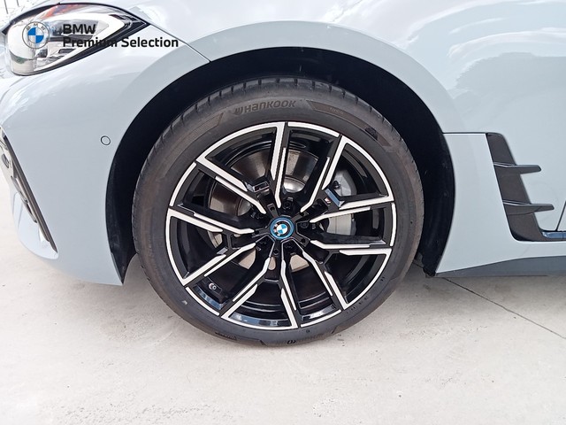 BMW i4 eDrive40 color Gris. Año 2024. 250KW(340CV). Eléctrico. En concesionario Mandel Motor Badajoz de Badajoz