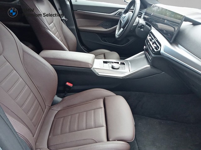 BMW i4 eDrive40 color Gris. Año 2024. 250KW(340CV). Eléctrico. En concesionario Mandel Motor Badajoz de Badajoz