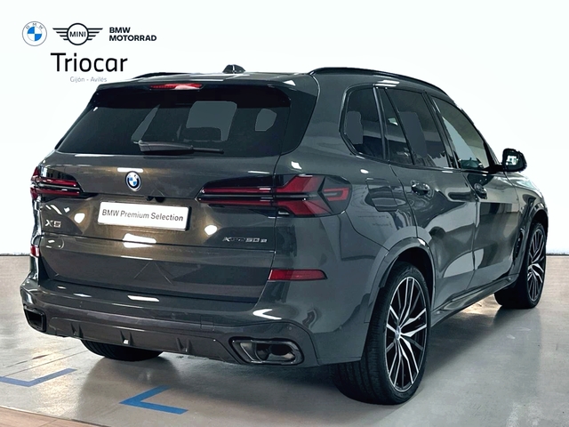 BMW X5 xDrive50e color Gris. Año 2024. 360KW(489CV). Híbrido Electro/Gasolina. En concesionario Triocar Gijón (Bmw y Mini) de Asturias