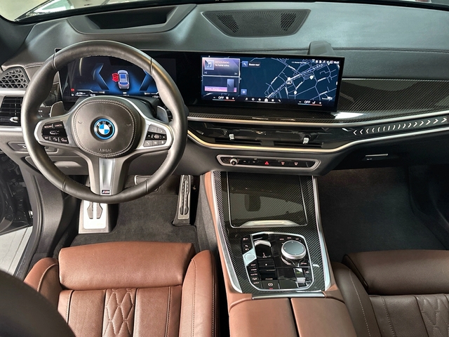 BMW X5 xDrive50e color Gris. Año 2024. 360KW(489CV). Híbrido Electro/Gasolina. En concesionario Triocar Gijón (Bmw y Mini) de Asturias