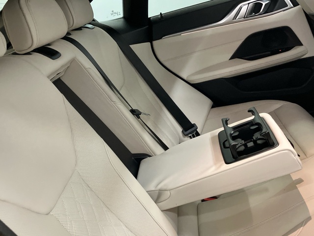 BMW i4 eDrive40 color Azul. Año 2023. 250KW(340CV). Eléctrico. En concesionario Proa Premium Palma de Illes Balears