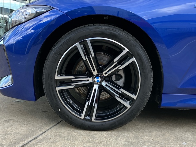 BMW Serie 3 320d color Azul. Año 2024. 140KW(190CV). Diésel. En concesionario Bernesga Motor León (Bmw y Mini) de León