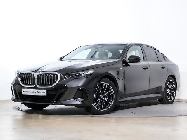 BMW Serie 5 530e color Gris. Año 2025. 220KW(299CV). Híbrido Electro/Gasolina. En concesionario Oliva Motor Tarragona de Tarragona