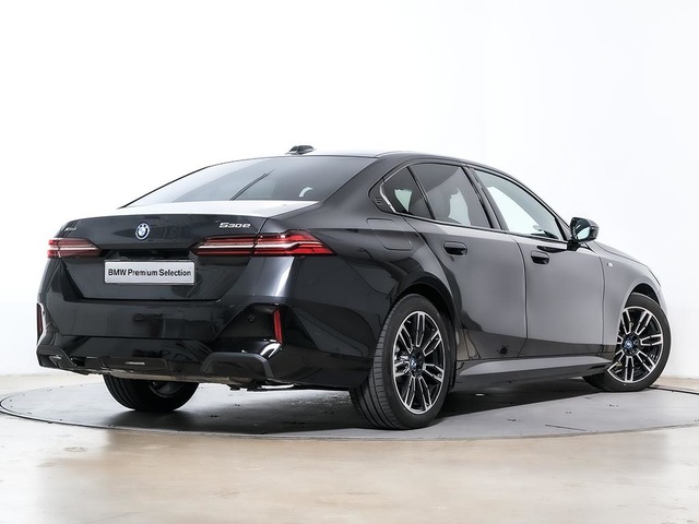 BMW Serie 5 530e color Gris. Año 2025. 220KW(299CV). Híbrido Electro/Gasolina. En concesionario Oliva Motor Tarragona de Tarragona