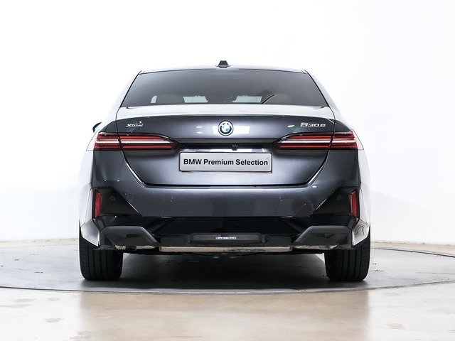 BMW Serie 5 530e color Gris. Año 2025. 220KW(299CV). Híbrido Electro/Gasolina. En concesionario Oliva Motor Tarragona de Tarragona