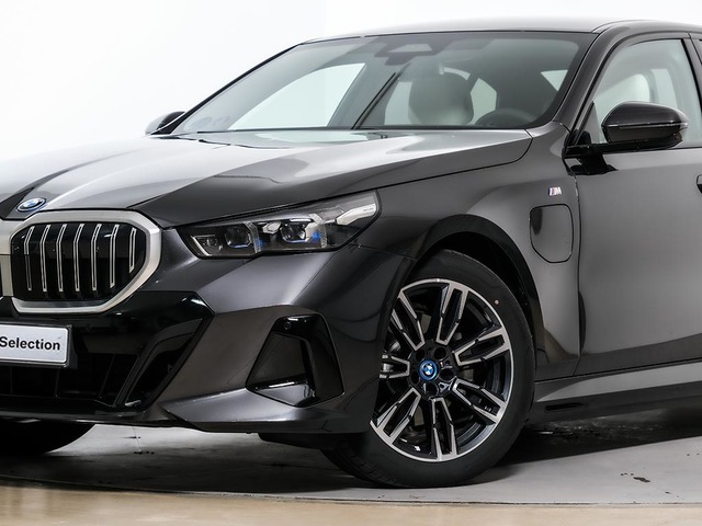 BMW Serie 5 530e color Gris. Año 2025. 220KW(299CV). Híbrido Electro/Gasolina. En concesionario Oliva Motor Tarragona de Tarragona