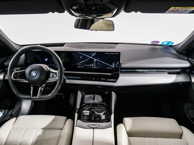 BMW Serie 5 530e color Gris. Año 2025. 220KW(299CV). Híbrido Electro/Gasolina. En concesionario Oliva Motor Tarragona de Tarragona