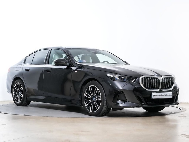 BMW Serie 5 530e color Gris. Año 2025. 220KW(299CV). Híbrido Electro/Gasolina. En concesionario Oliva Motor Tarragona de Tarragona