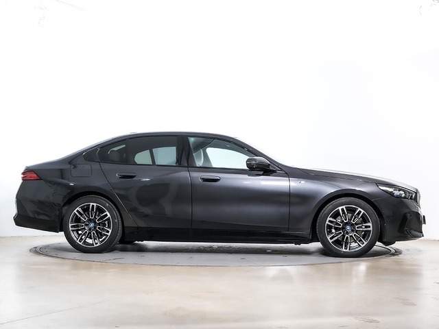 BMW Serie 5 530e color Gris. Año 2025. 220KW(299CV). Híbrido Electro/Gasolina. En concesionario Oliva Motor Tarragona de Tarragona