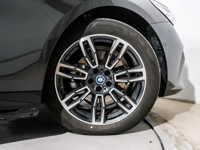 BMW Serie 5 530e color Gris. Año 2025. 220KW(299CV). Híbrido Electro/Gasolina. En concesionario Oliva Motor Tarragona de Tarragona