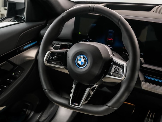 BMW Serie 5 530e color Gris. Año 2025. 220KW(299CV). Híbrido Electro/Gasolina. En concesionario Oliva Motor Tarragona de Tarragona
