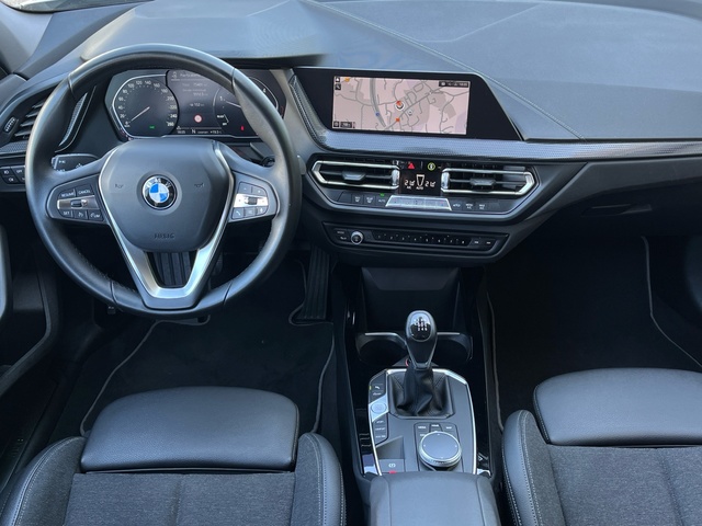 BMW Serie 1 116d color Blanco. Año 2021. 85KW(116CV). Diésel. En concesionario Celtamotor Vigo de Pontevedra
