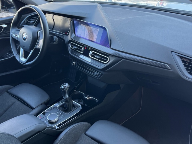 BMW Serie 1 116d color Blanco. Año 2021. 85KW(116CV). Diésel. En concesionario Celtamotor Vigo de Pontevedra