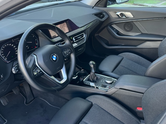 BMW Serie 1 116d color Blanco. Año 2021. 85KW(116CV). Diésel. En concesionario Celtamotor Vigo de Pontevedra