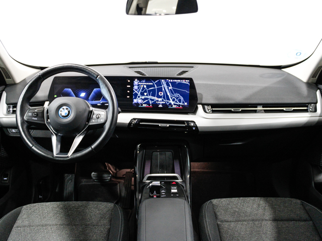 BMW iX1 xDrive30 color Verde. Año 2023. 230KW(313CV). Eléctrico. En concesionario Barcelona Premium -- GRAN VIA de Barcelona