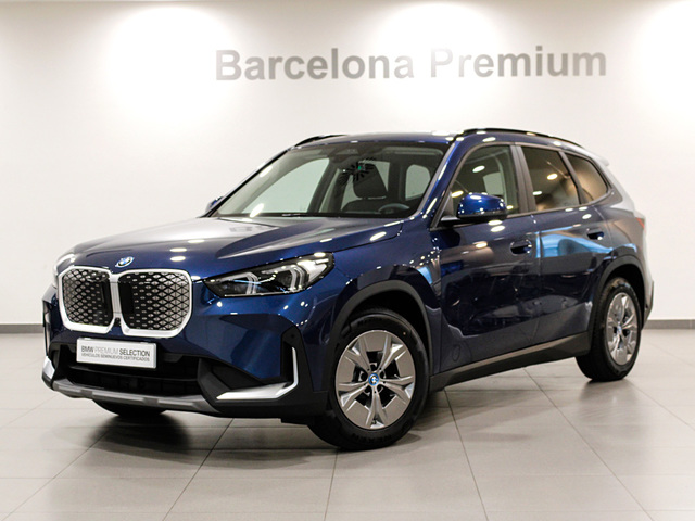 BMW iX1 xDrive30 color Azul. Año 2025. 230KW(313CV). Eléctrico. En concesionario Barcelona Premium -- GRAN VIA de Barcelona