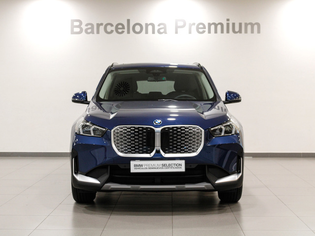 BMW iX1 xDrive30 color Azul. Año 2025. 230KW(313CV). Eléctrico. En concesionario Barcelona Premium -- GRAN VIA de Barcelona