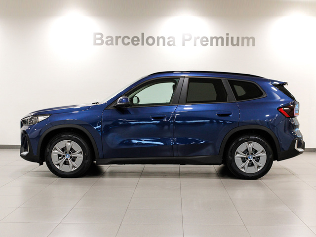 BMW iX1 xDrive30 color Azul. Año 2025. 230KW(313CV). Eléctrico. En concesionario Barcelona Premium -- GRAN VIA de Barcelona