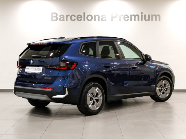 BMW iX1 xDrive30 color Azul. Año 2025. 230KW(313CV). Eléctrico. En concesionario Barcelona Premium -- GRAN VIA de Barcelona