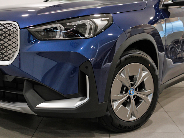 BMW iX1 xDrive30 color Azul. Año 2025. 230KW(313CV). Eléctrico. En concesionario Barcelona Premium -- GRAN VIA de Barcelona