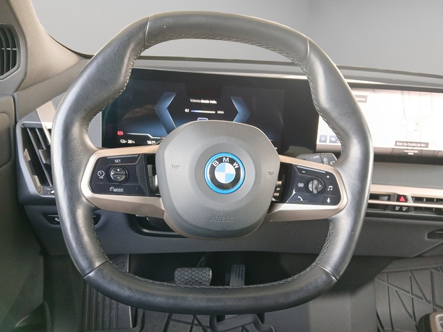 BMW iX xDrive40 color Negro. Año 2022. 240KW(326CV). Eléctrico. En concesionario GANDIA Automoviles Fersan, S.A. de Valencia