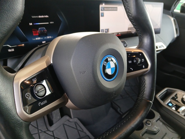 BMW iX xDrive40 color Negro. Año 2022. 240KW(326CV). Eléctrico. En concesionario GANDIA Automoviles Fersan, S.A. de Valencia
