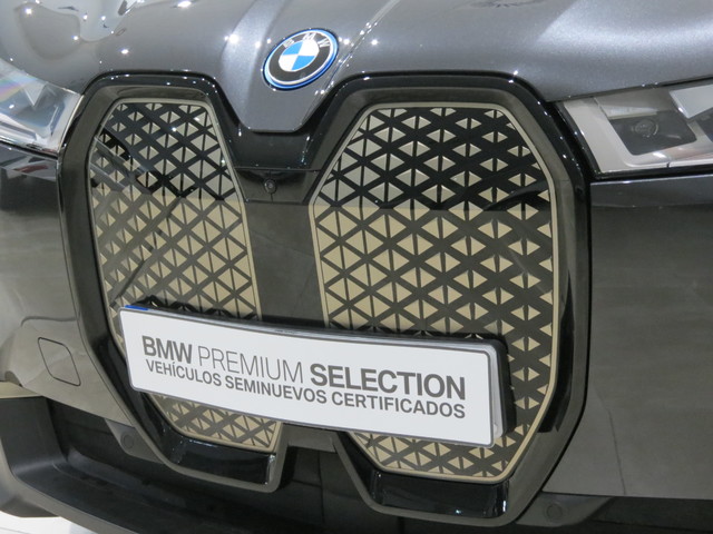 BMW iX xDrive40 color Negro. Año 2022. 240KW(326CV). Eléctrico. En concesionario GANDIA Automoviles Fersan, S.A. de Valencia