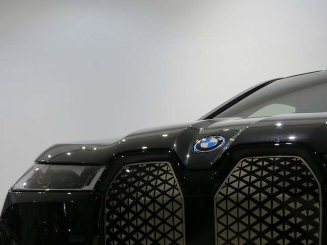 BMW iX xDrive40 color Negro. Año 2022. 240KW(326CV). Eléctrico. En concesionario GANDIA Automoviles Fersan, S.A. de Valencia