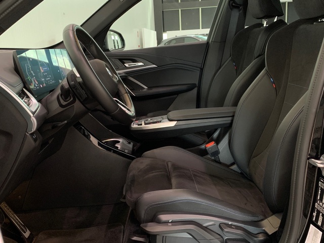 BMW X1 sDrive20d color Negro. Año 2024. 120KW(163CV). Diésel. En concesionario Celtamotor Lalín de Pontevedra